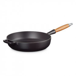 Padella Honda in ghisa Le Creuset colore nero.