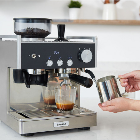 Preparando café con la Cafetera Barista Signature de Breville