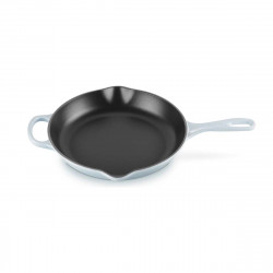 Sartén Skillet Le Creuset de hierro fundido, diseño clásico.