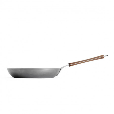 Vista lateral de la sartén Carbon Steel 24 cm de Woll en Lecuine.