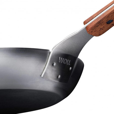 Detalle del mango y cuerpo de sartén de Woll Carbon Steel.