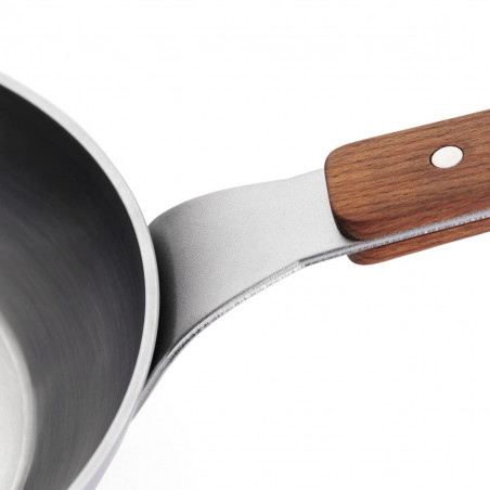 Detalle mango y cuerpo de sartén Carbon Steel de Woll.
