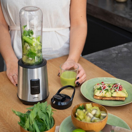 Preparando un batido de verduras con Batidora Vaso Portátil Individual Livoo