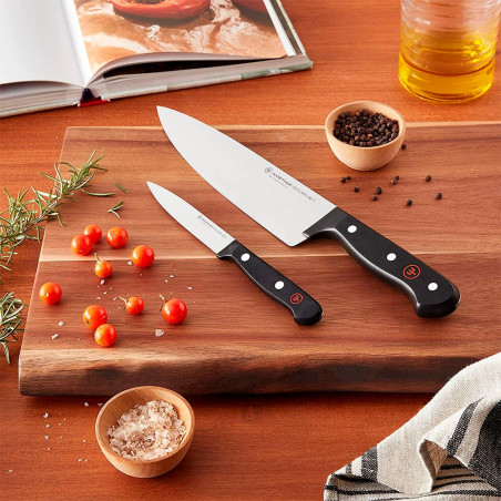 Cuchillo de chef + cuchillo puntilla incluídos en el taco.
