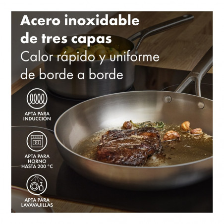 Entrecot dorándose en la sartén OXO Mira 20 cm: acero inoxidable de tres capas, calor uniforme de borde a borde
