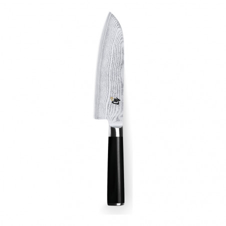 Santoku KAI Shun Classic pour gauchers vu à la verticale, avec la lame en damas de 18 cm