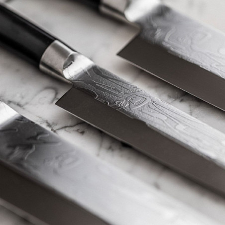 Detail der Klingen der Serie KAI Shun Pro Sho mit dekorativer Gravur auf satiniertem Stahl