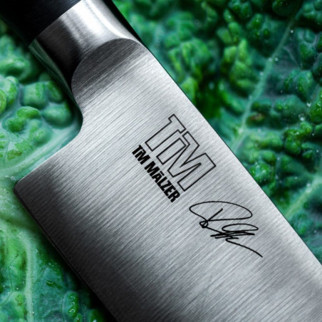 Hoja de un cuchillo KAI Tim Mälzer Kamagata con el logo y la firma de Tim Mälzer grabados
