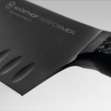 Detalle de los alveolos y del talón de la hoja negra del santoku Wüsthof Performer