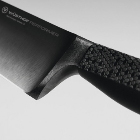 Détail de la mitre forgée et de la lame noire DLC d'un couteau Wüsthof Performer