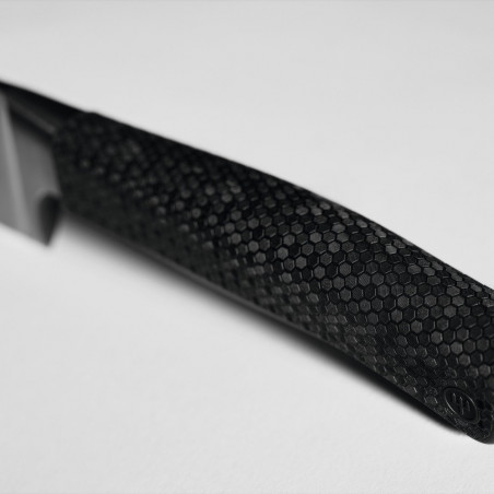Pormenor do cabo Hexagon Power Grip de uma faca Wüsthof Performer, com textura de favo de mel