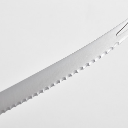 Detalle de la sierra fina y la punta de horquilla del cuchillo para tomate Wüsthof Classic