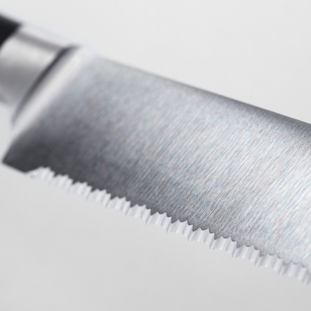 Detalle de la hoja de sierra de un cuchillo Wüsthof Classic Ikon