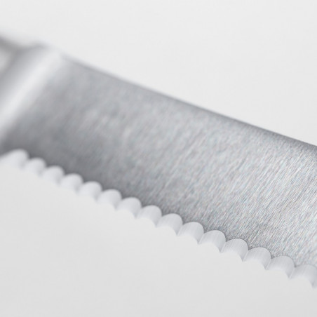 Detalle de la hoja dentada del cuchillo de pan Wüsthof Classic