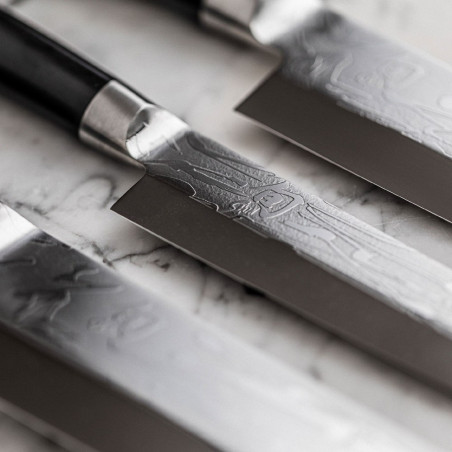 Pormenor das lâminas da série KAI Shun Pro Sho com a gravação decorativa sobre aço acetinado