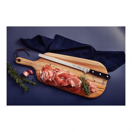 Couteau à jambon Tramontina Century sur une planche avec des tranches de jambon et du romarin