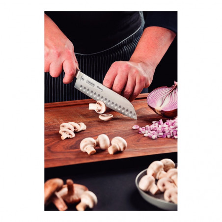 Faca santoku Tramontina Century 18 cm a laminar cogumelos na tábua