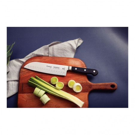 Santoku Tramontina Century op een houten snijplank met prei in ringen