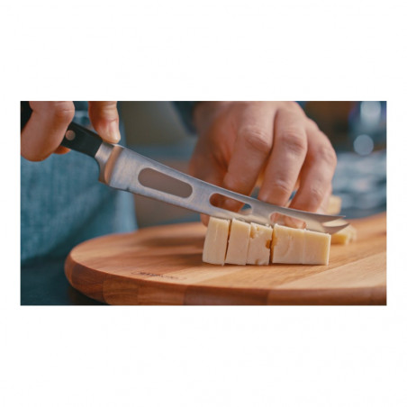 A cortar queijo em cubos com a faca para queijo Tramontina Century