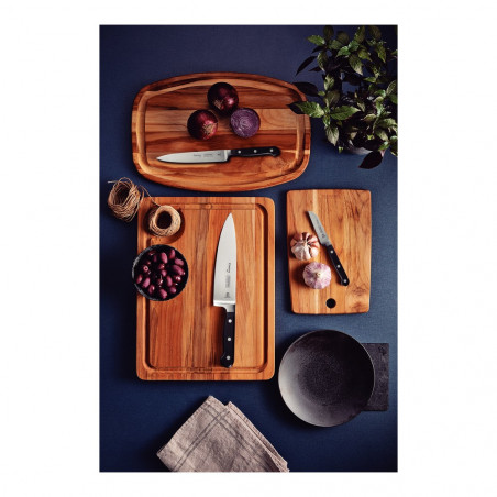 Conjunto de facas Tramontina Century sobre tábuas de madeira na cozinha