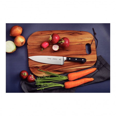 Faca de chef Tramontina Century numa tábua de madeira com cenouras e rabanetes