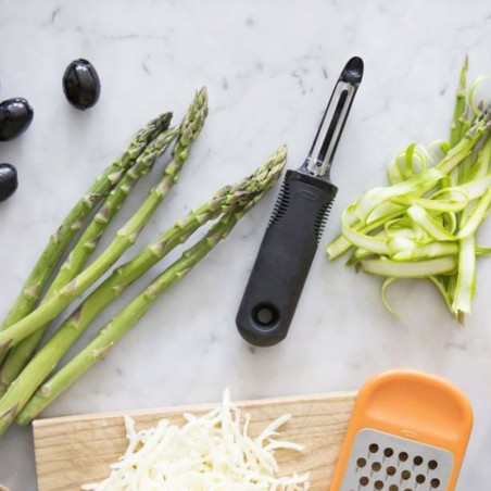 L'éplucheur à balancier OXO pour les peaux fines