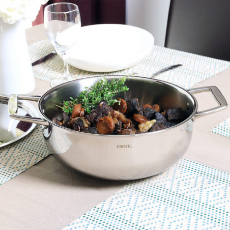 Dettaglio della casseruola Castel Pro in acciaio inox di Cristel Dettaglio della casseruola Castel Pro in acciaio inox di Cristel