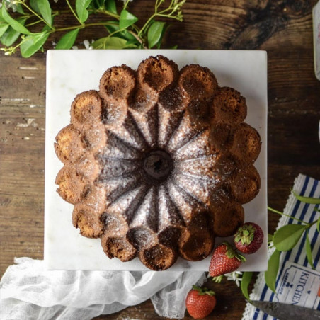 Nordic Ware Crown Bundt pan von oben gesehen. Nordic Ware Crown Bundt pan von oben gesehen.