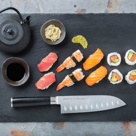 Una vista completa del Cuchillo Santoku MO-V Samura