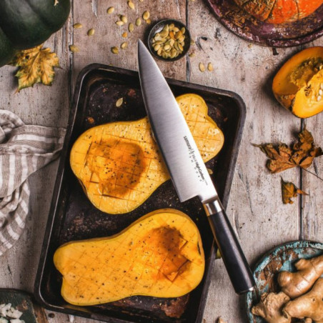 Taglio dettagliato con il coltello da chef MO-V Samura