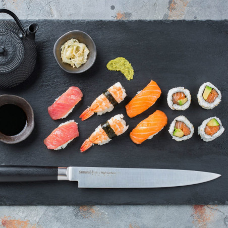 Détail du manche du couteau à filet Samura MO-V en cours d'utilisation.