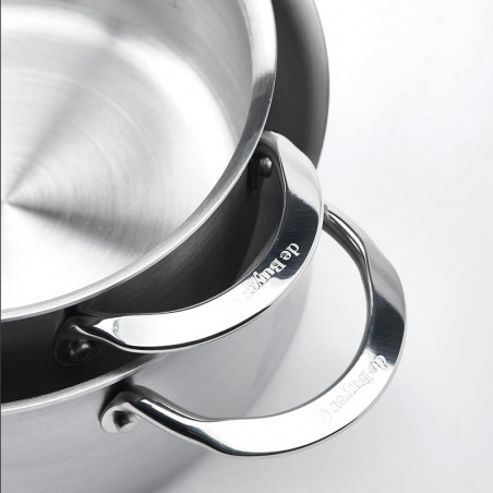 Particolare di un gruppo di pentole in acciaio inox De Buyer Alchimy
