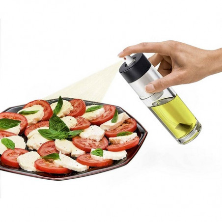 Aceitera en spray Spicy MoHA! en uso rociando aceite en ensalada.