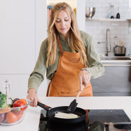 Utilizzando una padella Woll Eco Lite di lecuine.com Utilizzando una padella Woll Eco Lite di lecuine.com