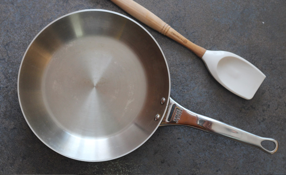 Cinco alimentos que no debes cocinar jamás en una sartén de acero
