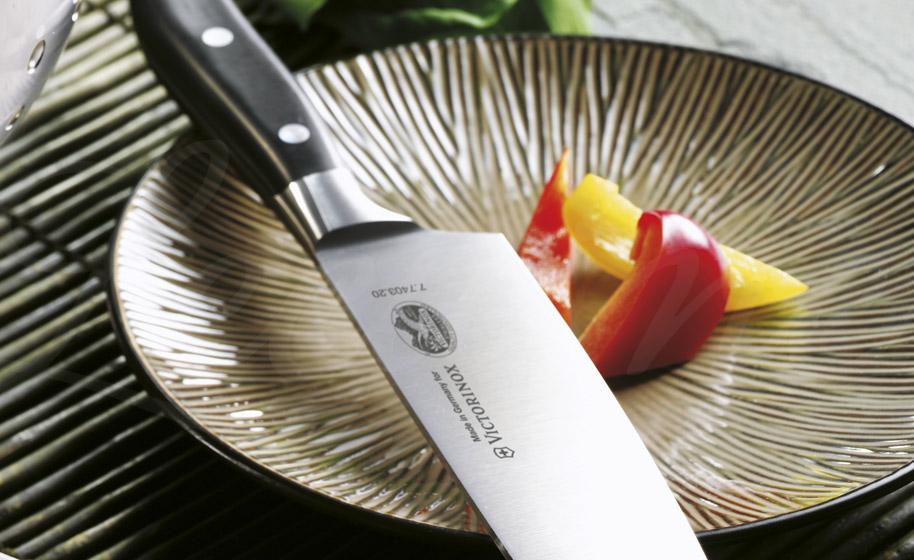 ARCOS Juego de cuchillos de cocina forjados de 3 piezas. Cuchillos Peeler,  Chef y Santoku de acero inoxidable y mango ergonómico de polipropileno para
