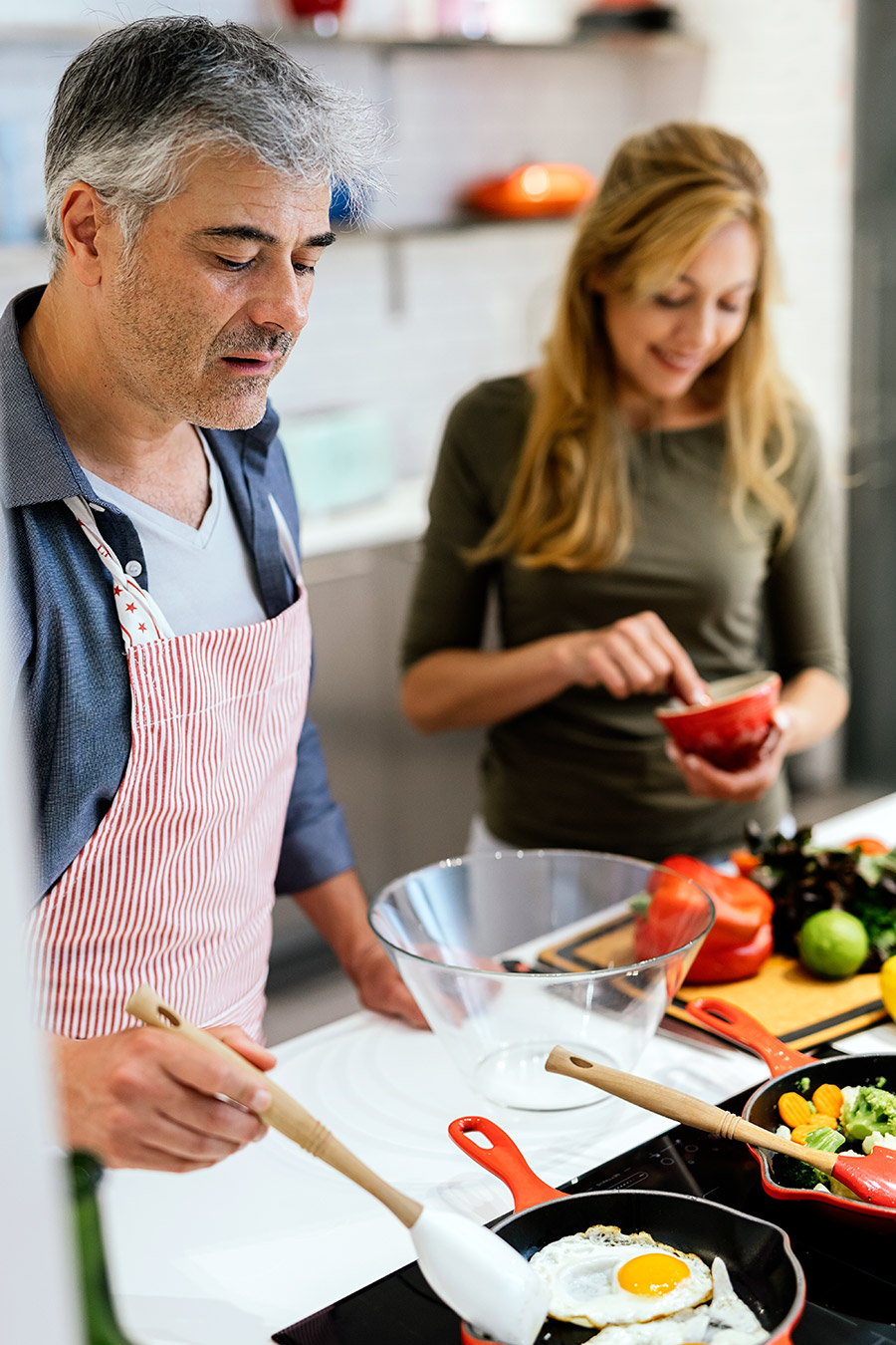 Cocinando con una sartén de hierro fundido
