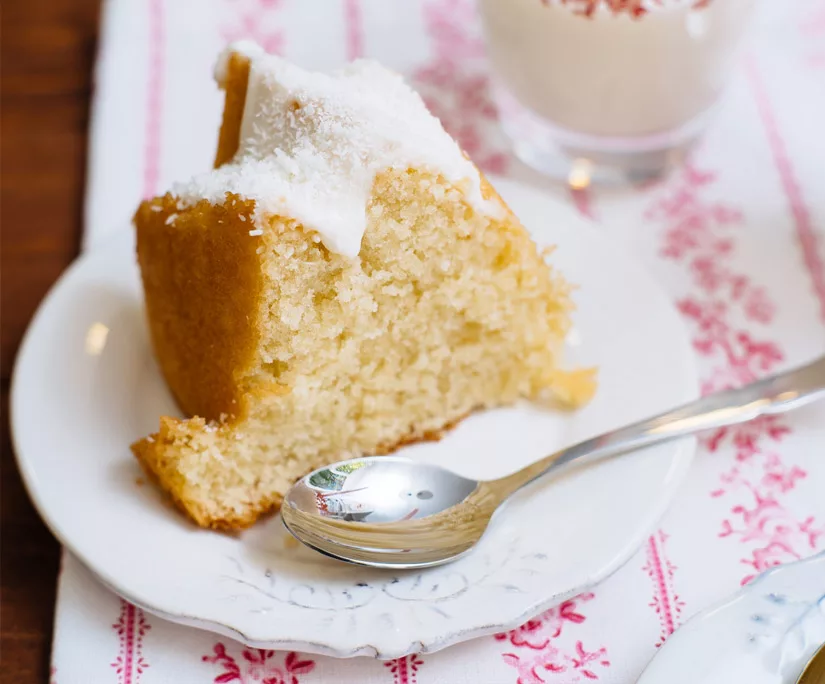 Una porción del Bundt Cake recién horneado