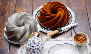 Receta paso a paso para hornear un bundt cake de dulce de leche