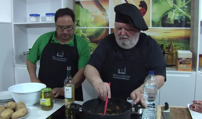 Javier Romero de Cocina Familiar cocinando en la cazuela Woll