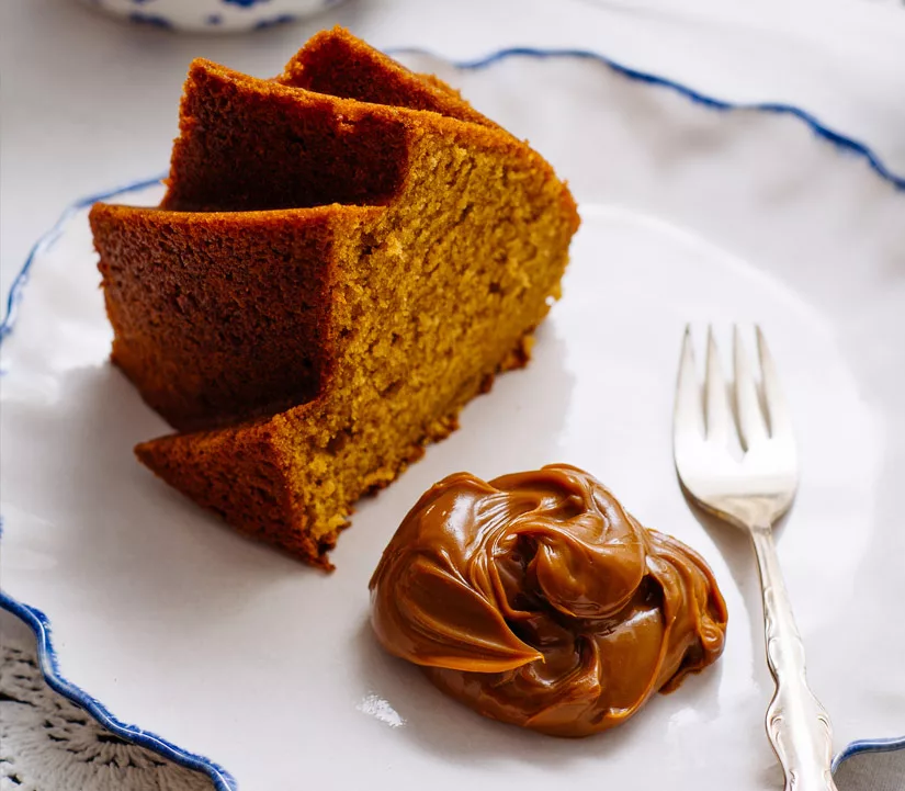 porción de bundt cake de dulce de leche lista para comer