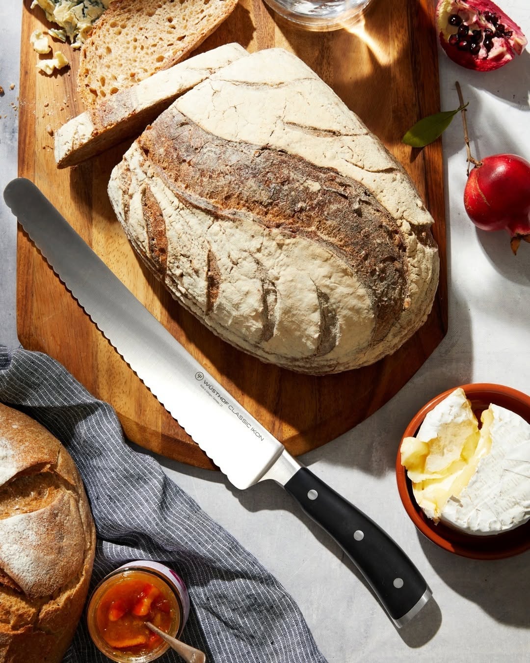 Cortando una hogaza de pan de corteza gruesa con el cuchillo Wüsthof Classic Ikon