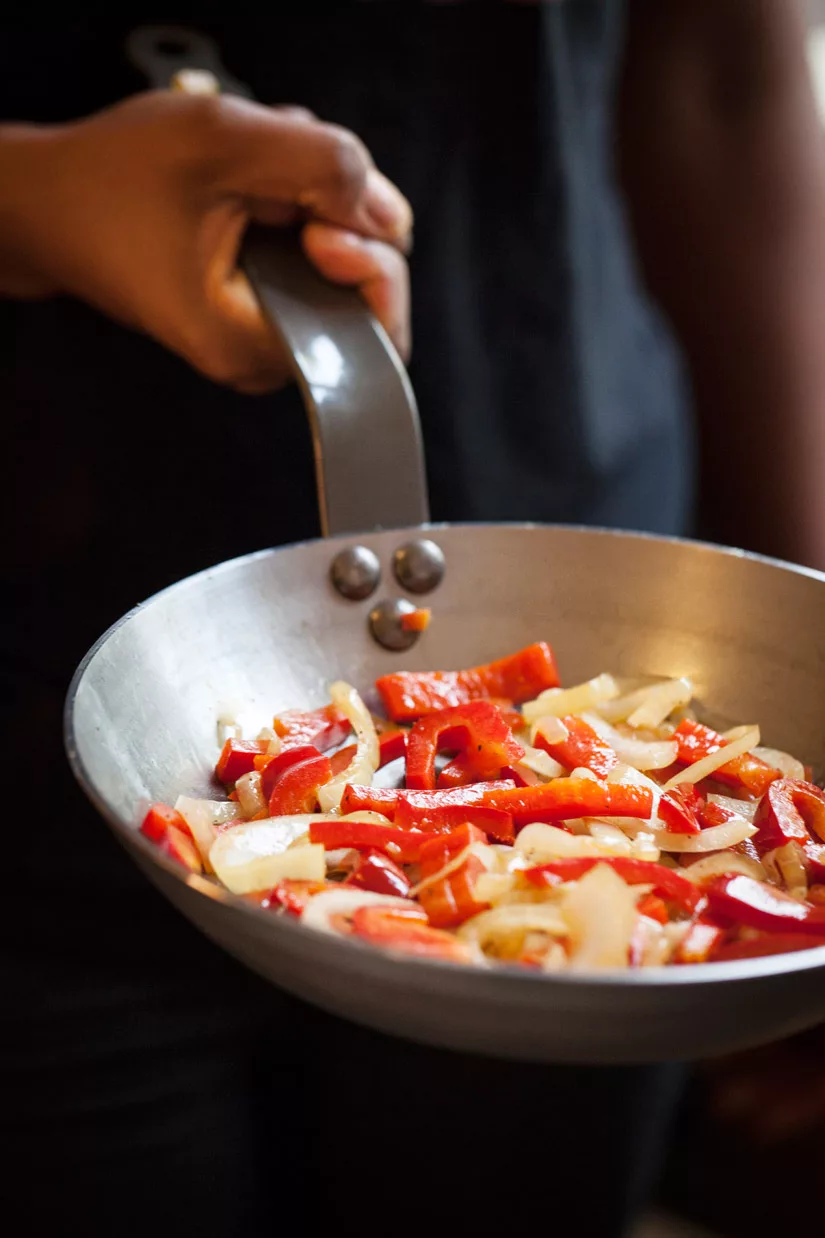 Cocinando en sartén de hierro