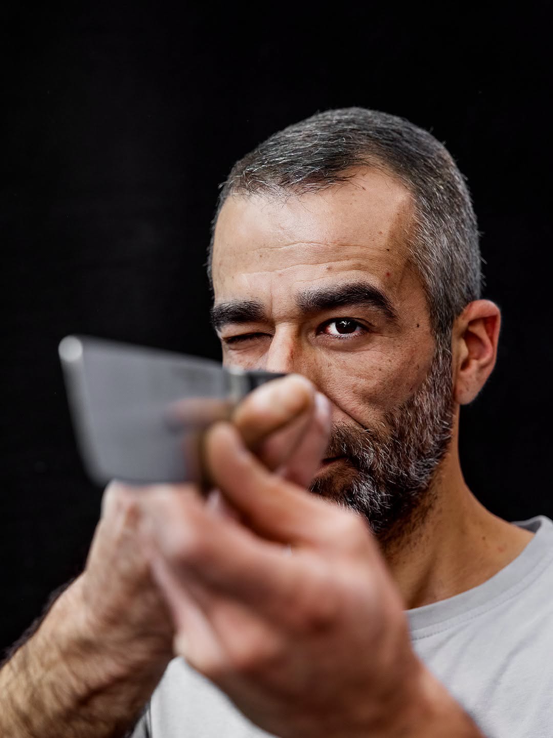 Comprobando al trasluz que el filo del cuchillo está recto