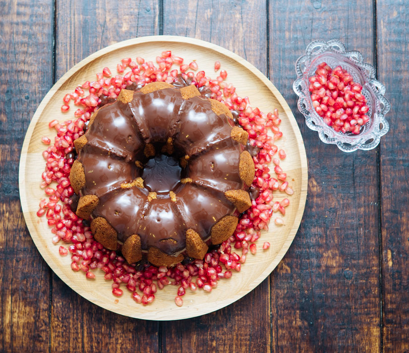 Bundt cake de vainilla y granada listo para comer