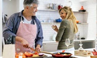 Imagen de una sartén de hierro con filetes de pescado y verduras dorándose perfectamente, destacando las características de las mejores sartenes para pescado en 2024.