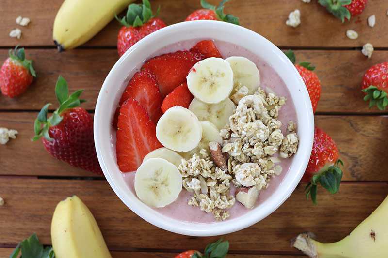 Smoothie bowl con fresas para el desayuno Lecuiners
