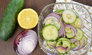 Ensalada de pepino y cebolla