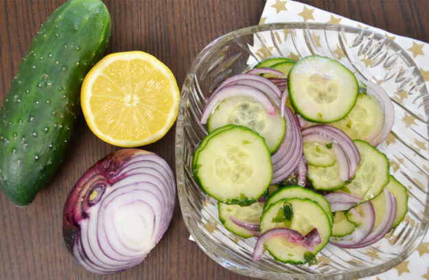 Ensalada de pepino y cebolla