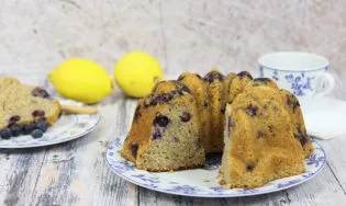 Bundt cake limón con arándanos